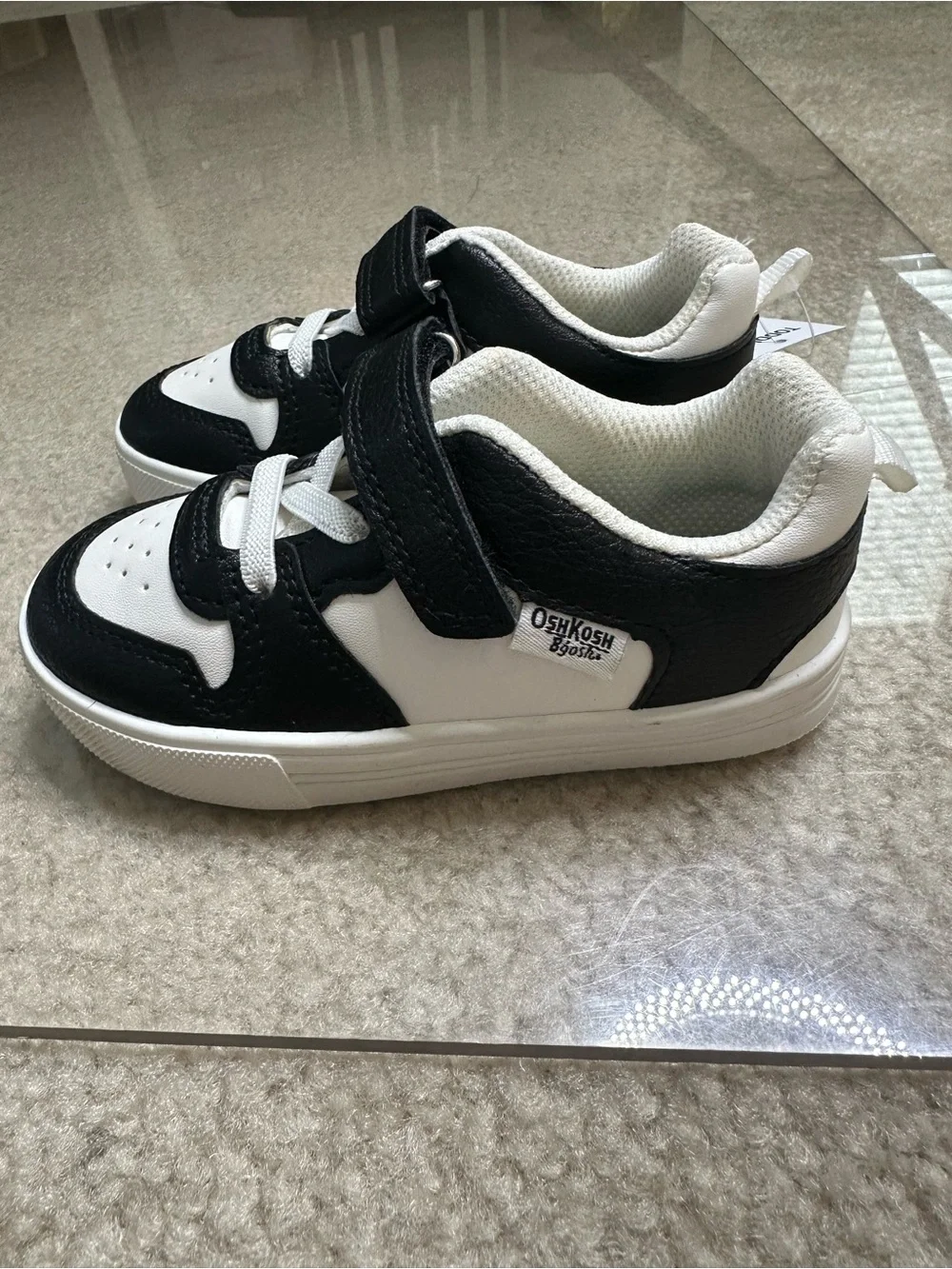 OSH KOSH B’GOSH BLACK WHITE TODDLER SNEAKERS SZ 7 NWT